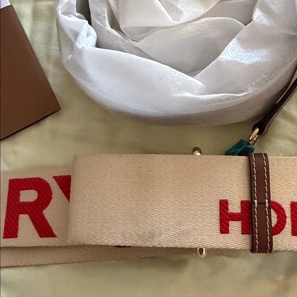 Burberry archive beige all baby tittle handbag. - Picture 12 of 15